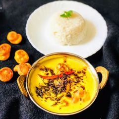 A picture of Punjabi pakora kadi.