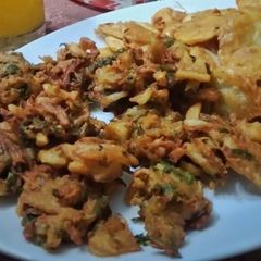 A picture of Onion potato crispy pakore.