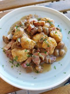 Una foto de Coliflor rebozada en salsa con champiñones y panceta a la pimienta