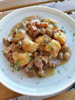 Una foto de Coliflor rebozada en salsa con champiñones y panceta a la pimienta