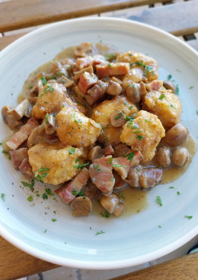 Una foto de Coliflor rebozada en salsa con champiñones y panceta a la pimienta