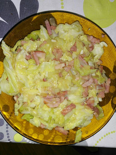 Una foto de Col guisada con bacon ahumado