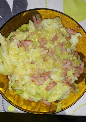 Una foto de Col guisada con bacon ahumado