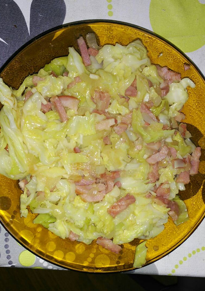 Una foto de Col guisada con bacon ahumado