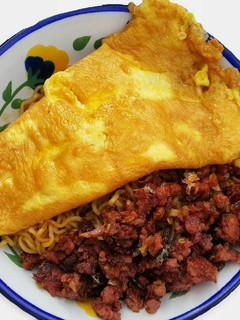 Foto resep Mie goreng kornet pedas dengan omelete keju