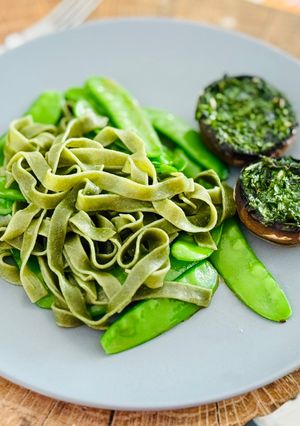 Une photo de 💚 Champignons de Paris farcis au beurre de persil, servis avec des tagliatelles