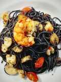Spaghetti de sepia con gambas, chipirones y cherry