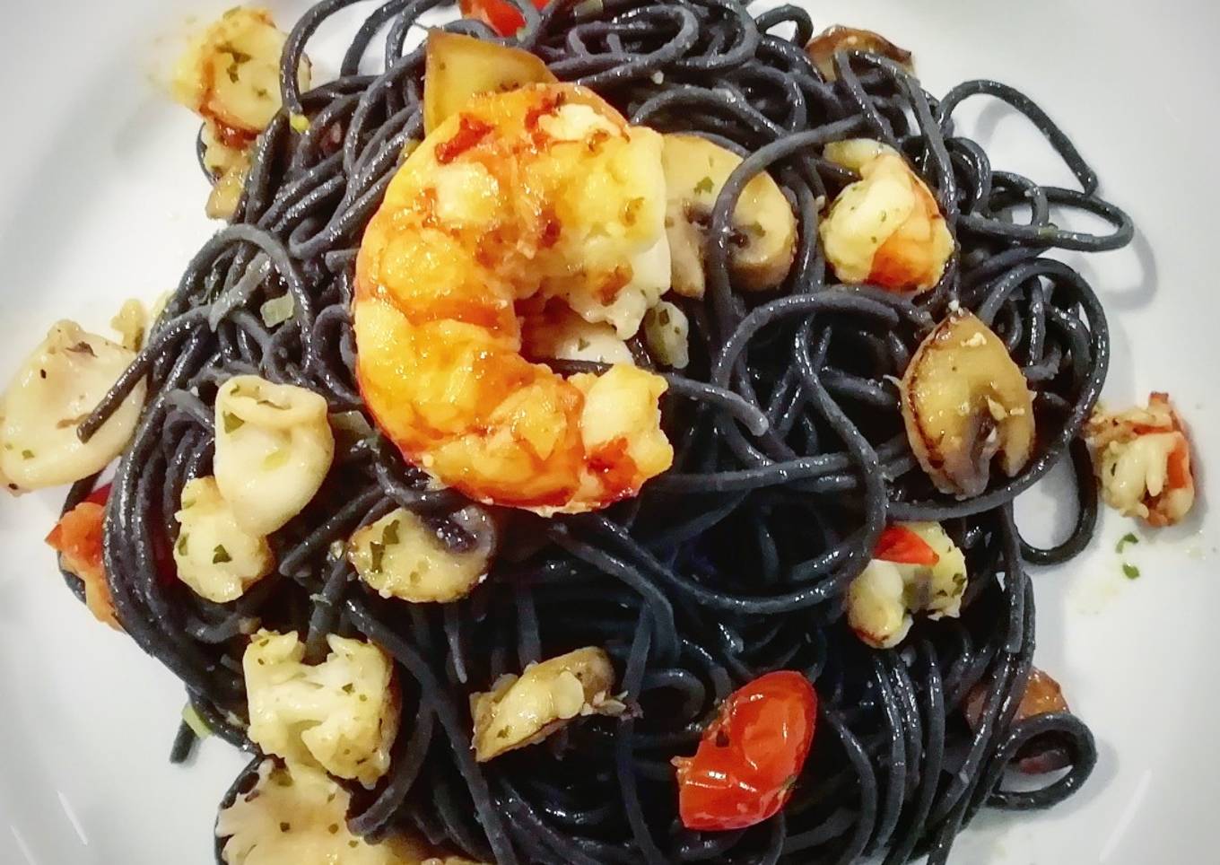 Spaghetti de sepia con gambas, chipirones y cherry