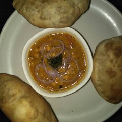 A picture of Chana bhatura.