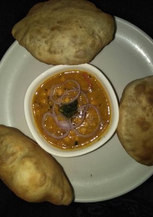 A picture of Chana bhatura.