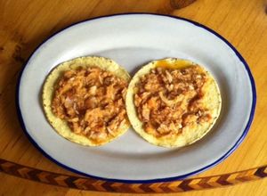 Una foto de Tostadas con tinga de atún