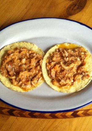 Una foto de Tostadas con tinga de atún