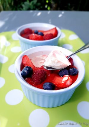 Une photo de Panna cotta vanille aux fruits rouges