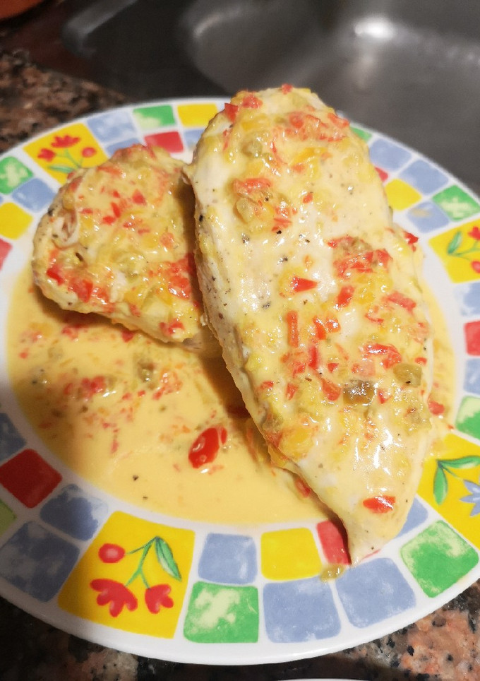 Una foto de Pechugas de pollo con leche de coco y picadillo de pimientos