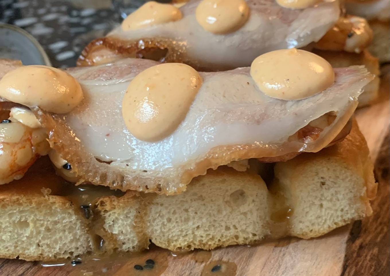 Focaccia con gambas, panceta y mahonesa chilli