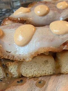 Una foto de Focaccia con gambas, panceta y mahonesa chilli