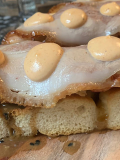 Una foto de Focaccia con gambas, panceta y mahonesa chilli