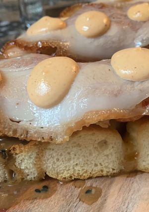 Una foto de Focaccia con gambas, panceta y mahonesa chilli