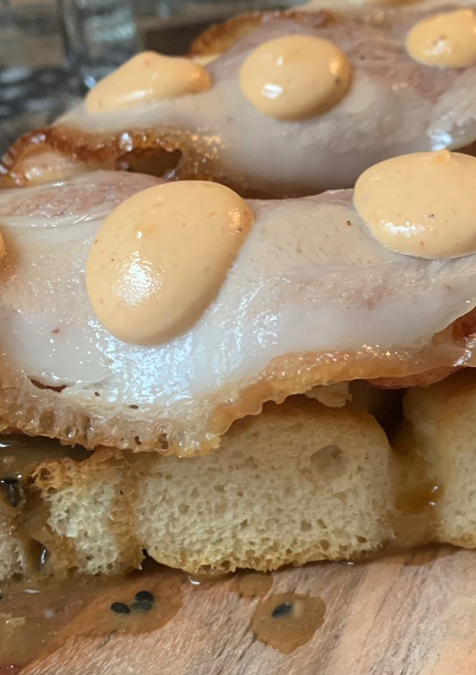 Una foto de Focaccia con gambas, panceta y mahonesa chilli