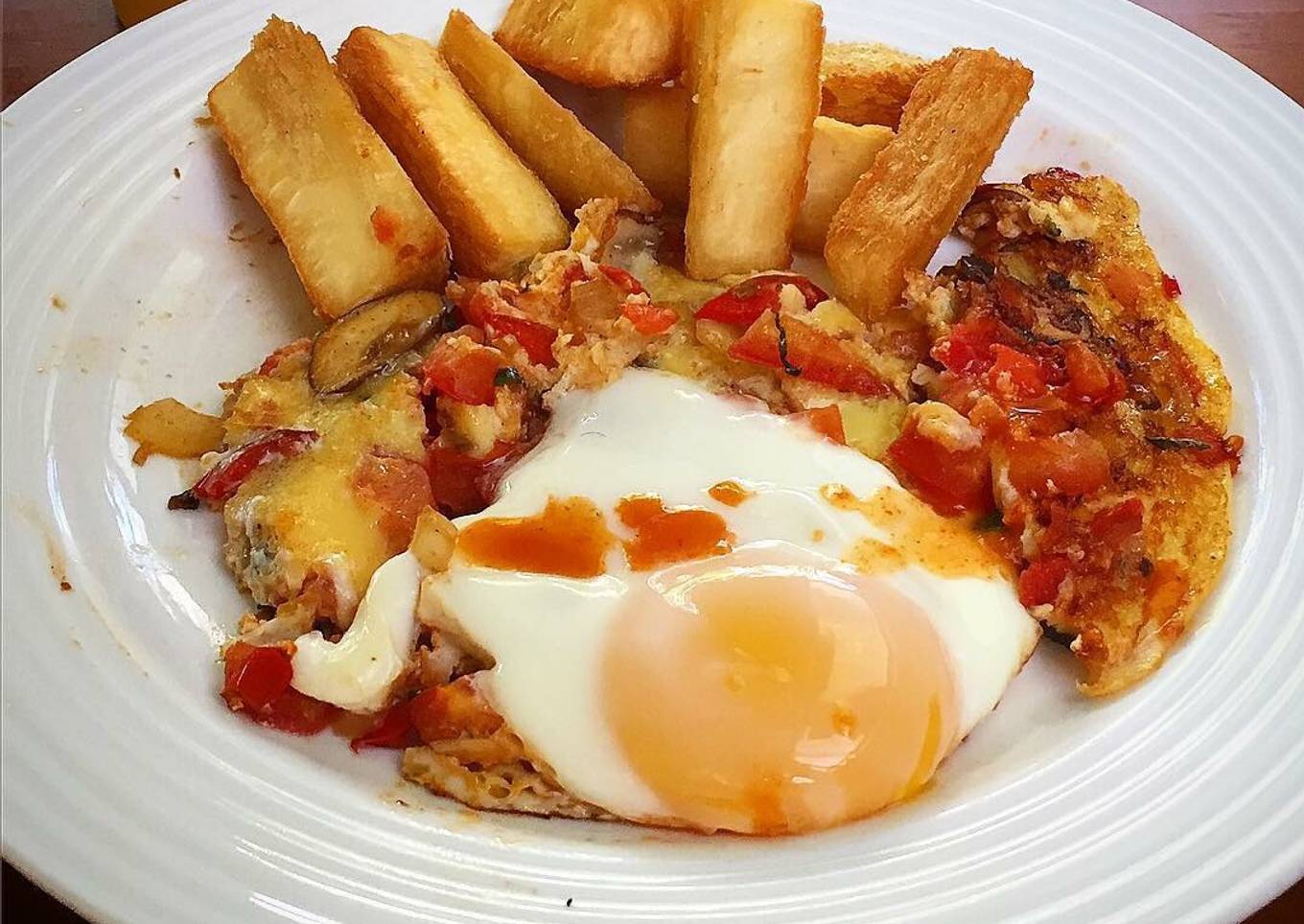 Torta de Hongos con Refrito, Huevo y Yucas Fritas