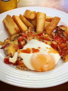 Una foto de Torta de Hongos con Refrito, Huevo y Yucas Fritas