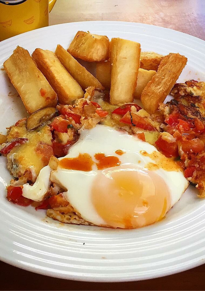 Una foto de Torta de Hongos con Refrito, Huevo y Yucas Fritas
