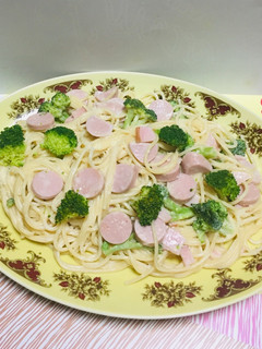 Una foto de Espaguetti en salsa Alfredo con brócoli jamón y queso!