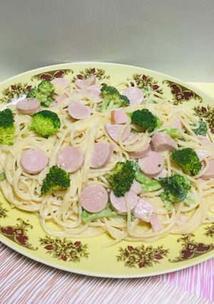 Una foto de Espaguetti en salsa Alfredo con brócoli jamón y queso!