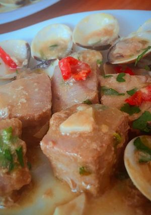 Una foto de Atún en salsa picante 🌶 con almejas