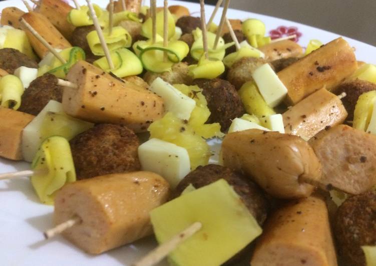 Recipe of Homemade Sausage with Cheese and Pineapple Sticks