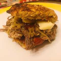 Una foto de Carne en hebras (cocción lenta) ideal para rellenar sándwich, empanadas, lasaña, económica y fácil 🤗
