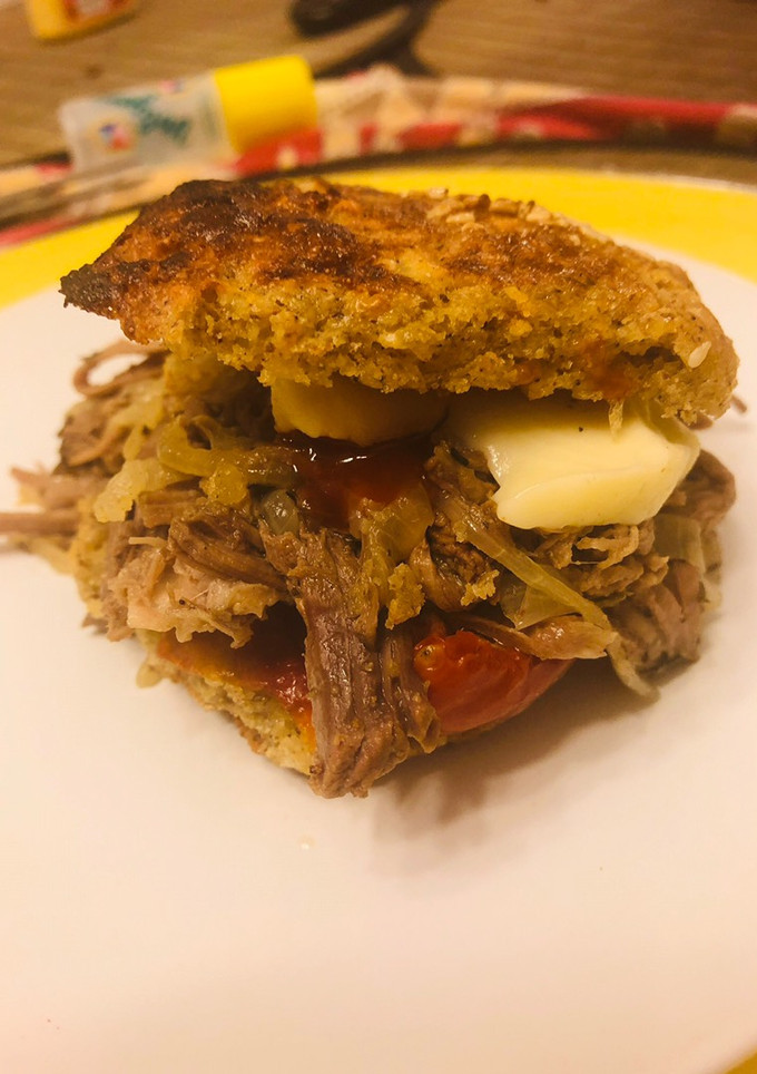 Una foto de Carne en hebras (cocción lenta) ideal para rellenar sándwich, empanadas, lasaña, económica y fácil 🤗