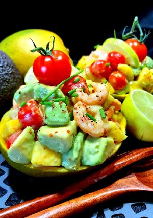 Une photo de Salade mangue, avocat et crevettes