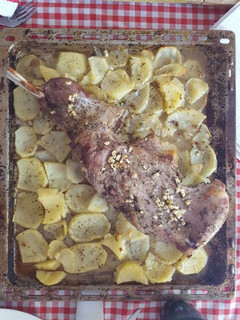 Una foto de Cordero asado con patatas