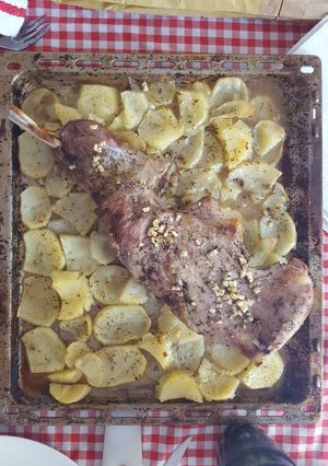 Una foto de Cordero asado con patatas