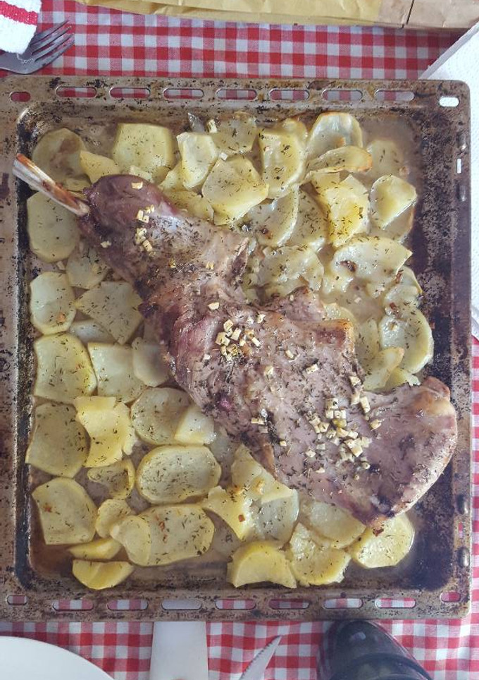 Una foto de Cordero asado con patatas