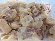 Una foto de pasta rellena de jamón