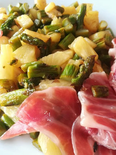 Una foto de Espárragos trigueros con piña y jamón ibérico 🇪🇸