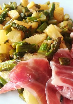 Una foto de Espárragos trigueros con piña y jamón ibérico 🇪🇸