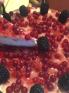 Una foto de Tarta de queso decorada con frutos rojos