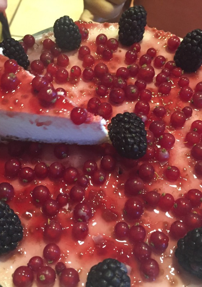 Una foto de Tarta de queso decorada con frutos rojos