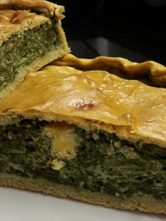 Una foto de Pascualina con acelga y cebolla cruda, facilísima!