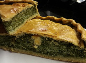 Una foto de Pascualina con acelga y cebolla cruda, facilísima!