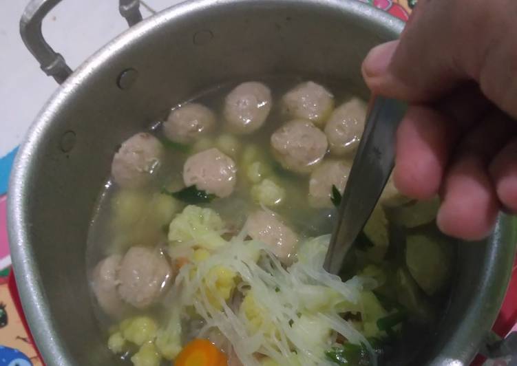 Cara mudah Menyiapkan Sop bihun sayur+ bakso, Enak Banget