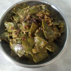 A picture of Broad beans paturi.