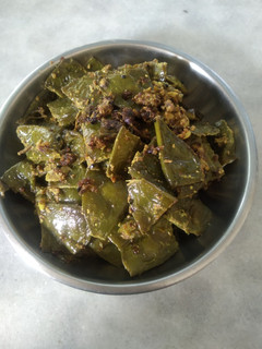 A picture of Broad beans paturi.