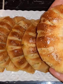 صورة لوصفة مملحات على شكل هلاليات بحشوة لديدة بزفاف ساهلين أدغيا كيوجدو