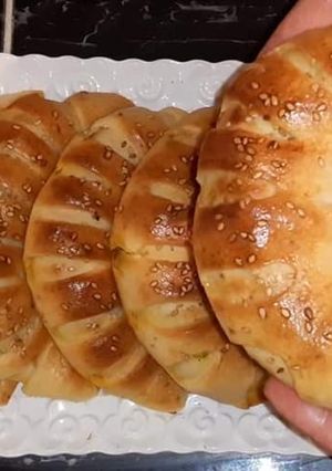 صورة لوصفة مملحات على شكل هلاليات بحشوة لديدة بزفاف ساهلين أدغيا كيوجدو