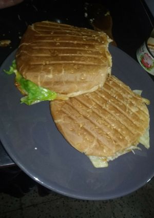 صورة لوصفة برغر بتونة وبيض