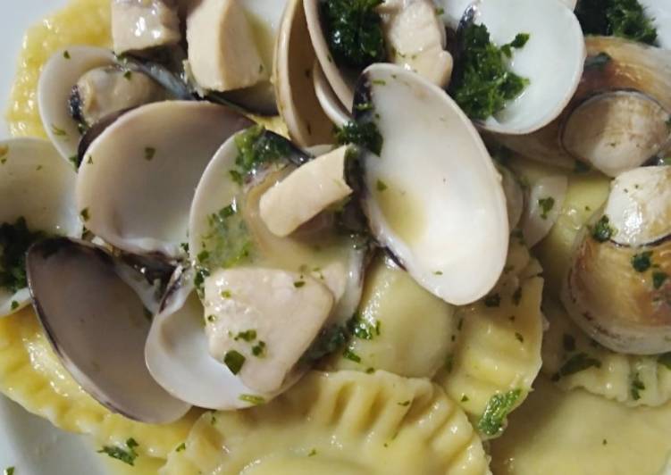 Simple Way to Make Homemade Ravioli ripieni di gele&#39; di vongole al pesce spada e vongole